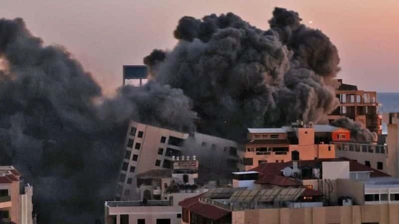 Colapsa edificio en Gaza tras ataque aéreo israelí