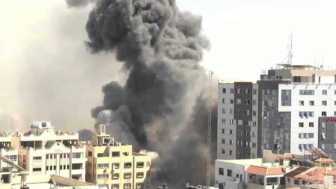 Ataque israelí derriba edificio en Gaza