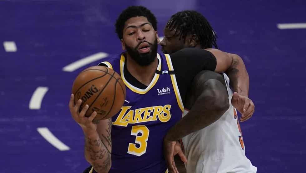 Lakers vence a Pacers y casi califica directo