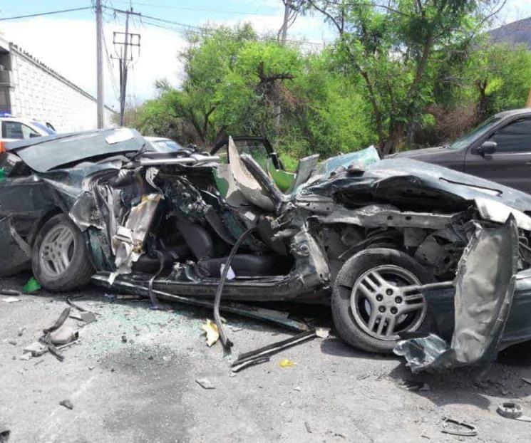 Resulta pareja herida en choque