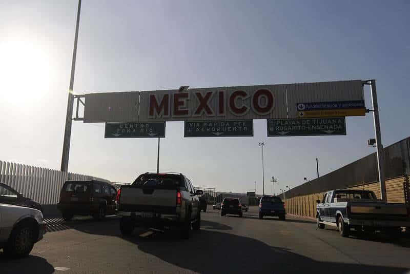 Siguen restricciones en frontera de México y EU