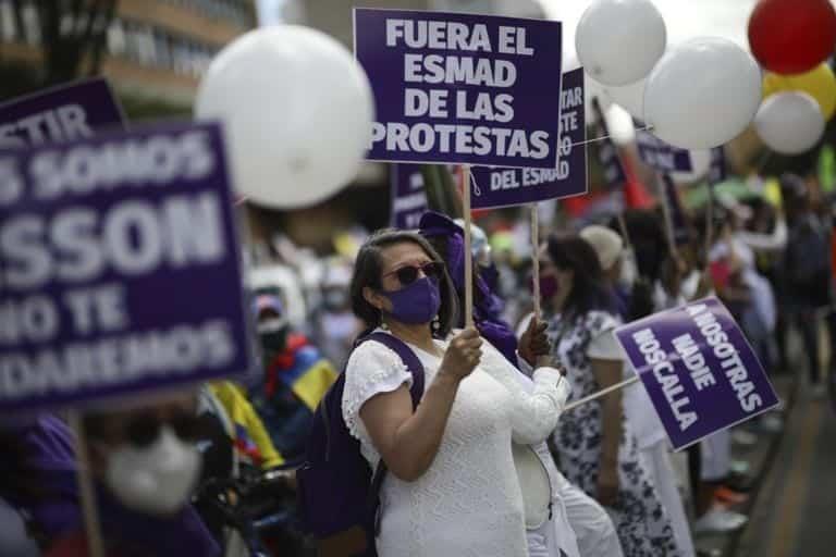 Protestas logran caída de reforma a la salud en Colombia