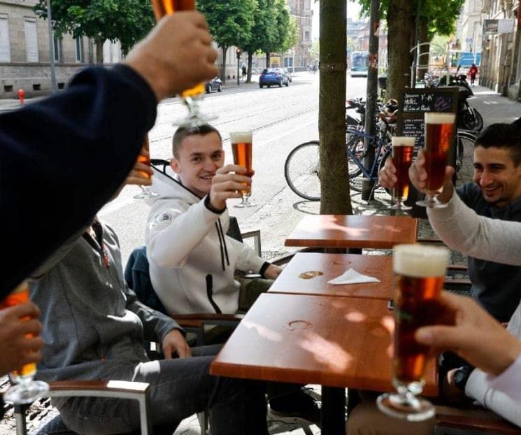 Francia reabre terrazas de cafés y restaurantes