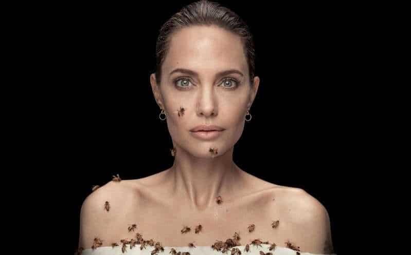 Angelina Jolie posa cubierta por un enjambre