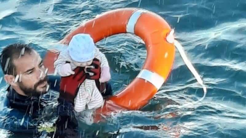 Guardia español rescata a bebé tras arribo de migrantes