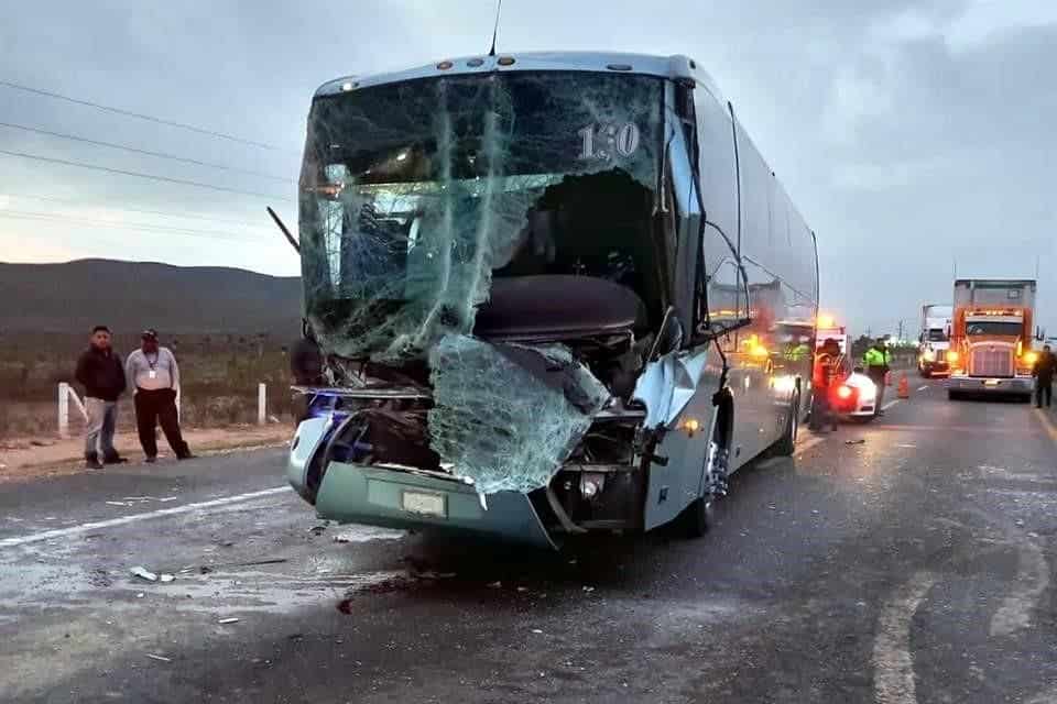 El conductor de un autobús perdió la vida al estrellarse por alcance contra un tráiler