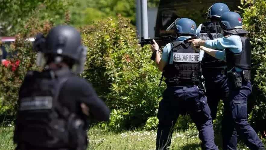 Hombre hiere gravemente con cuchillo a policía en Francia