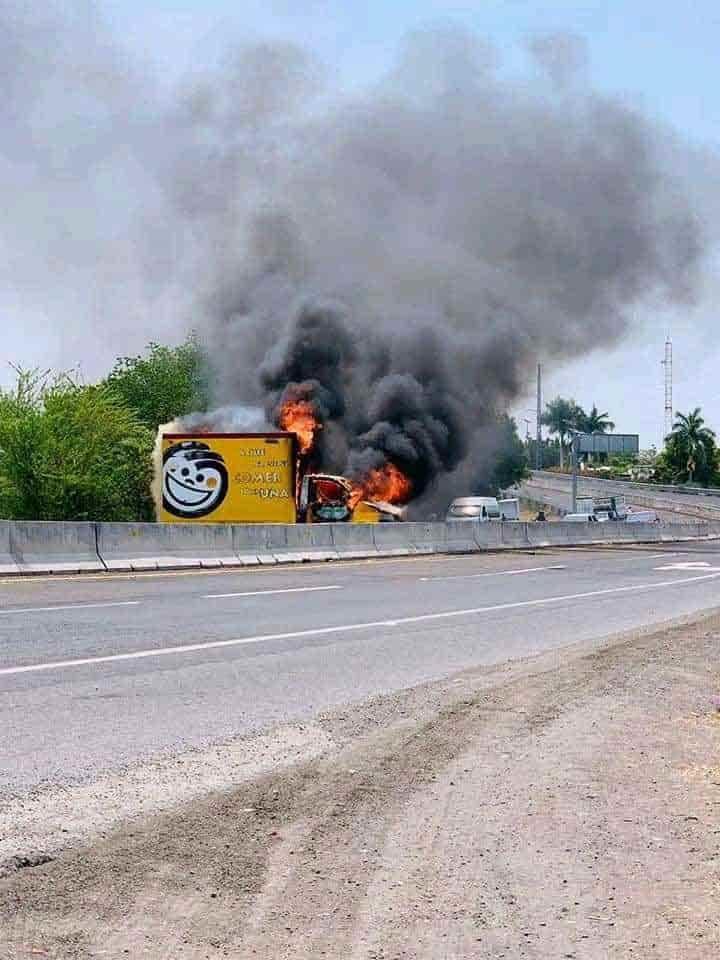 Bloquean y queman vehículos en Michoacán