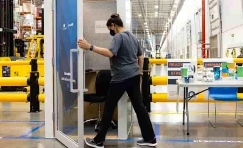Amazon pone cabinas de relajación para empleados estresados