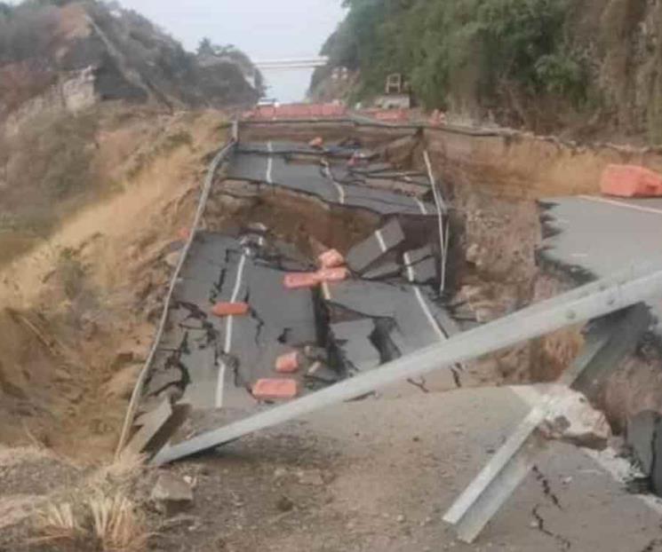 Por grieta colapsa tramo de Autopista Siglo XXI en Michoacán