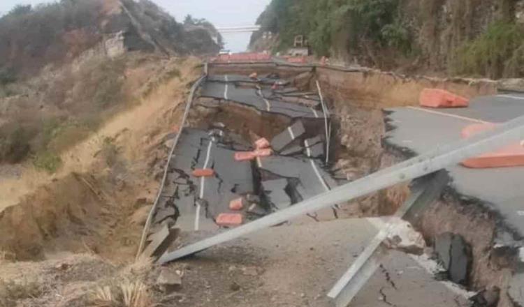 Por grieta colapsa tramo de Autopista Siglo XXI en Michoacán