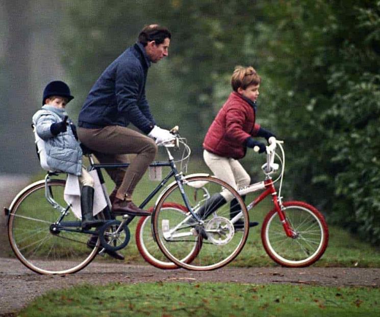 Revelan fotos del príncipe Harry y su papá en bicicleta