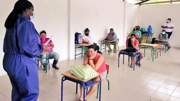 Ecuador autoriza clases presenciales