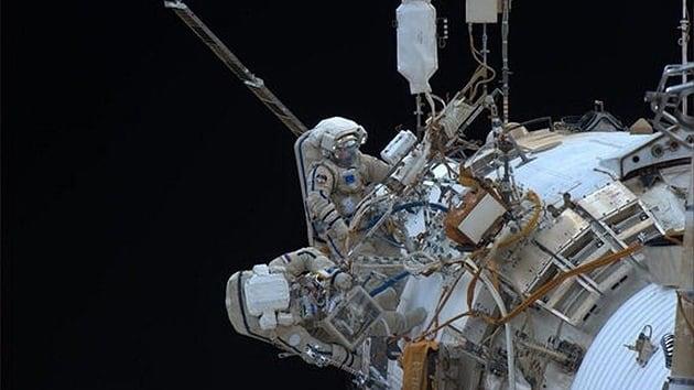 Realizan cosmonautas rusos caminata espacial