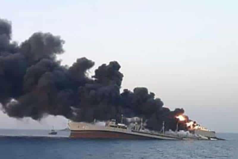 Se hunde barco iraní tras un incendio