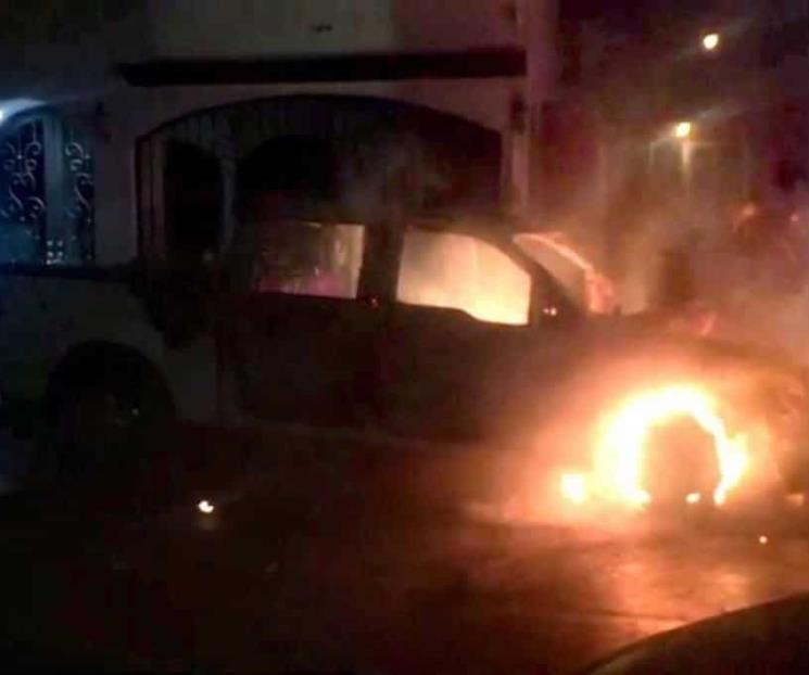 Se incendia camioneta en Col. Industrias del Vidrio