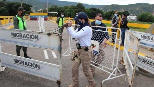 Colombia reabre frontera con Venezuela