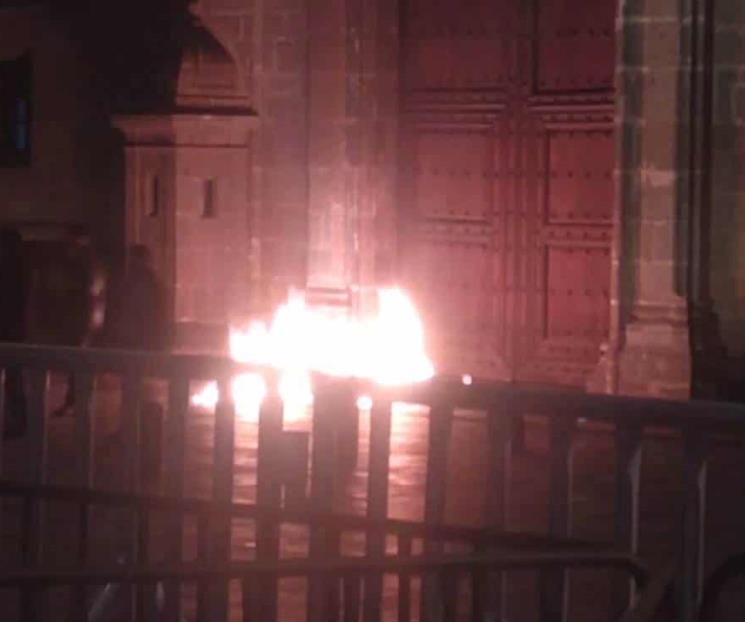 Maestros incendian llantas frente a Puerta Central de PN