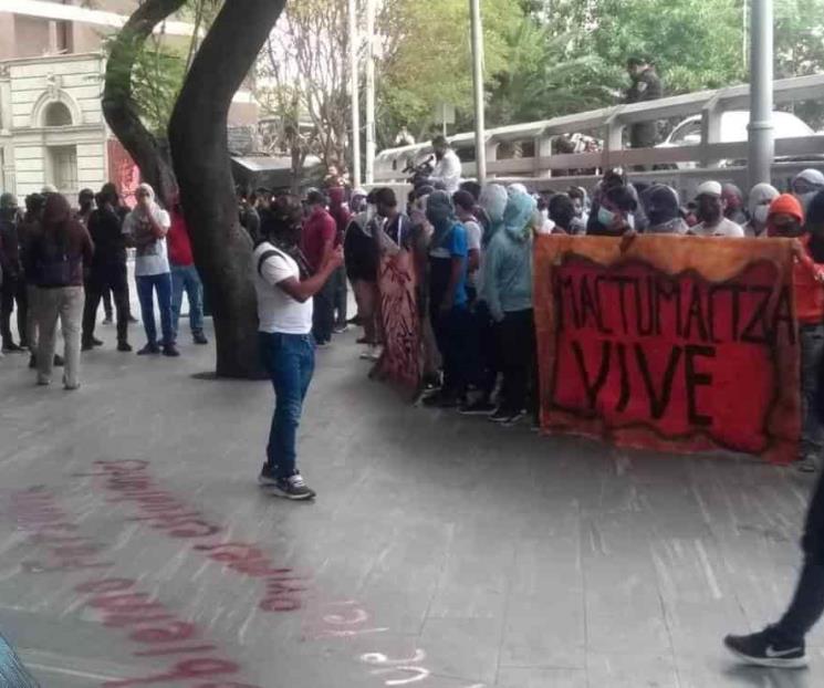 Normalistas de Ayotzinapa protestan frente a la FGR