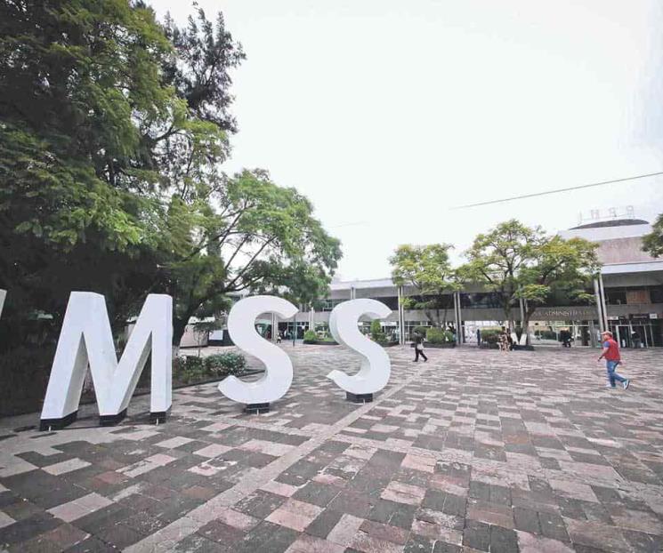 Extrabajadores del IMSS exigen a Hacienda pago de pensiones