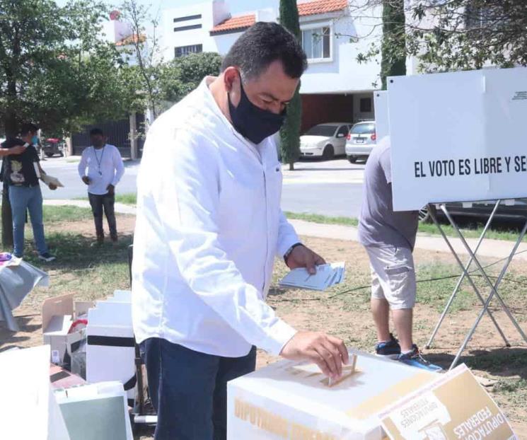 Carlos Guevara emite su voto; pide acudir a las urnas