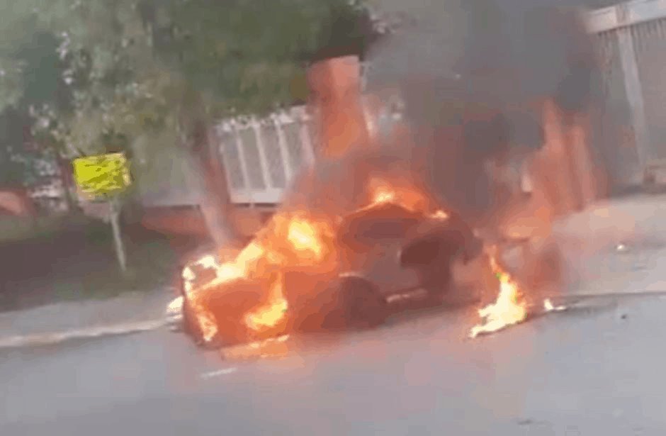 Encapuchado incendia auto en Mederos