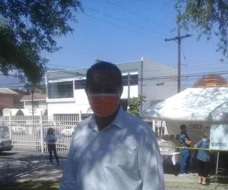 José Luis Garza acude a votar en Guadalupe