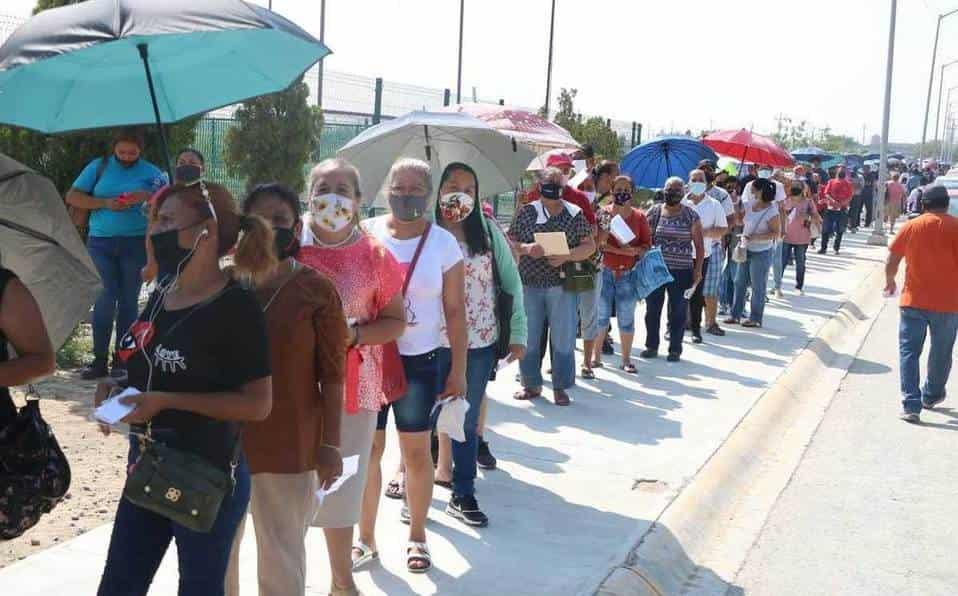 Se hacen largas filas en García para vacunación