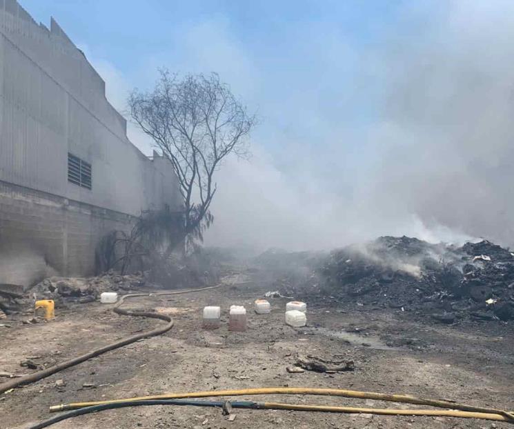 Se incendia empresa de tarimas en Salinas Victoria