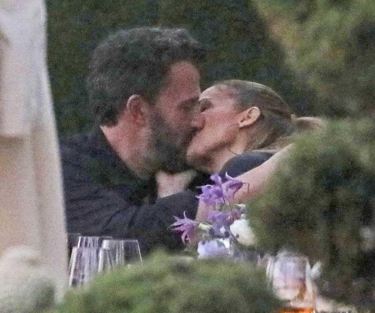 Jennifer Lopez y Ben Affleck en pleno beso