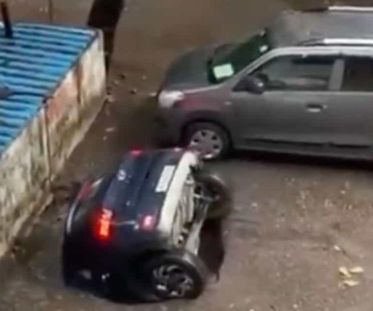 Socavón en la India se traga un auto por completo