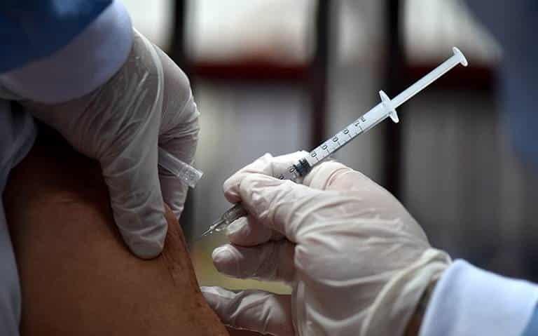 Inicia en BC vacunación contra Covid de mayores de 18 años