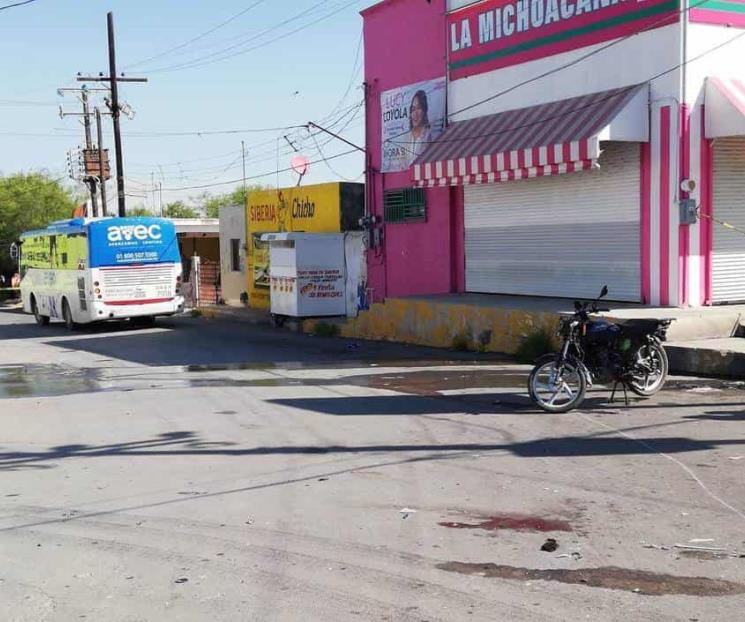 Muere motociclista al estrellarse con autobús en Ciénega