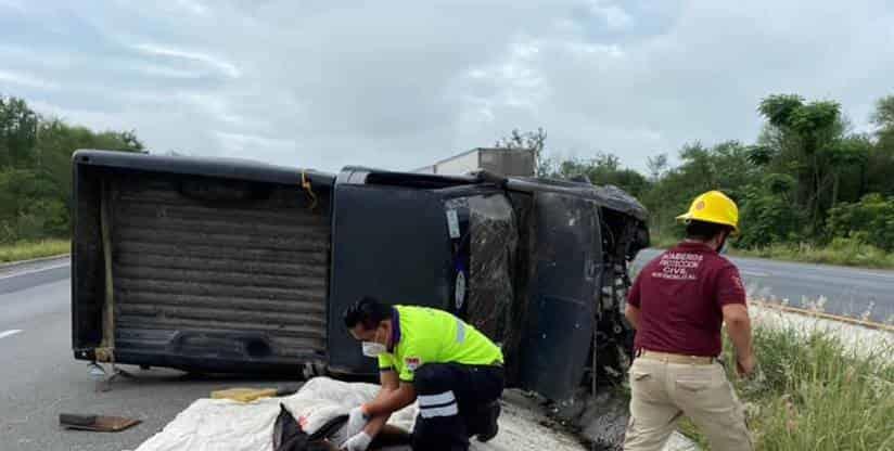 Muere conductor tras volcar camioneta