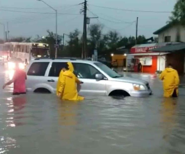 Recatan a conductor atrapado en tramo inundado
