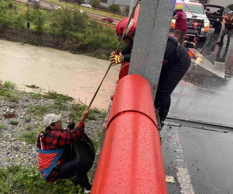 Rescata PC a dos personas en el Rio Santa Catarina