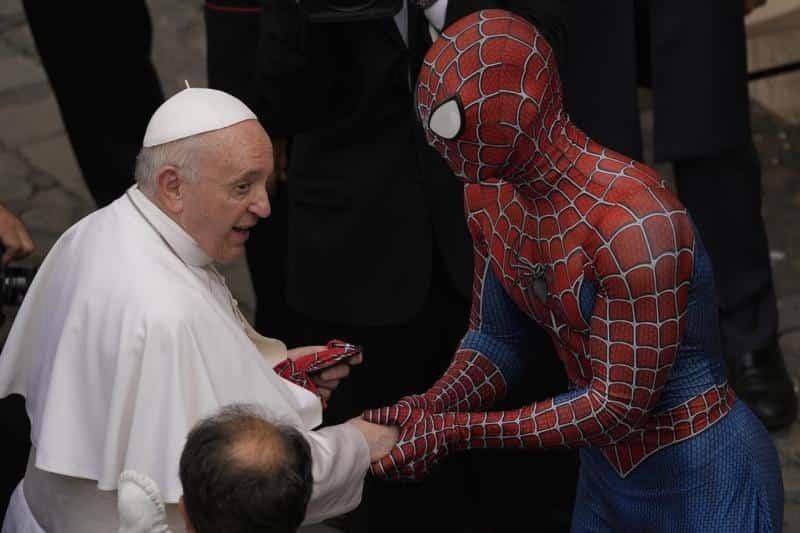 Saluda Hombre Araña  al papa Francisco