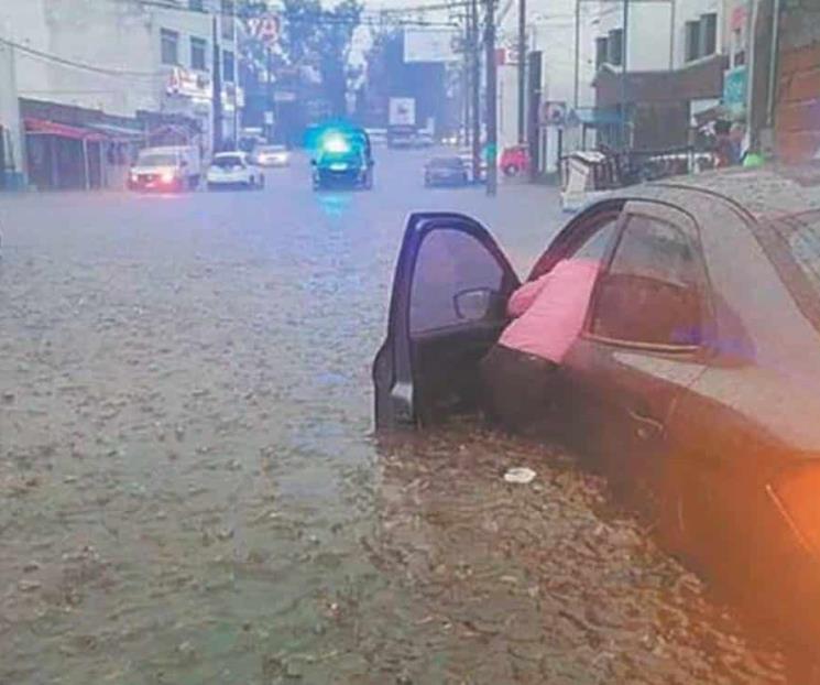 Lluvia deja autos sumergidos en calles del Edomex