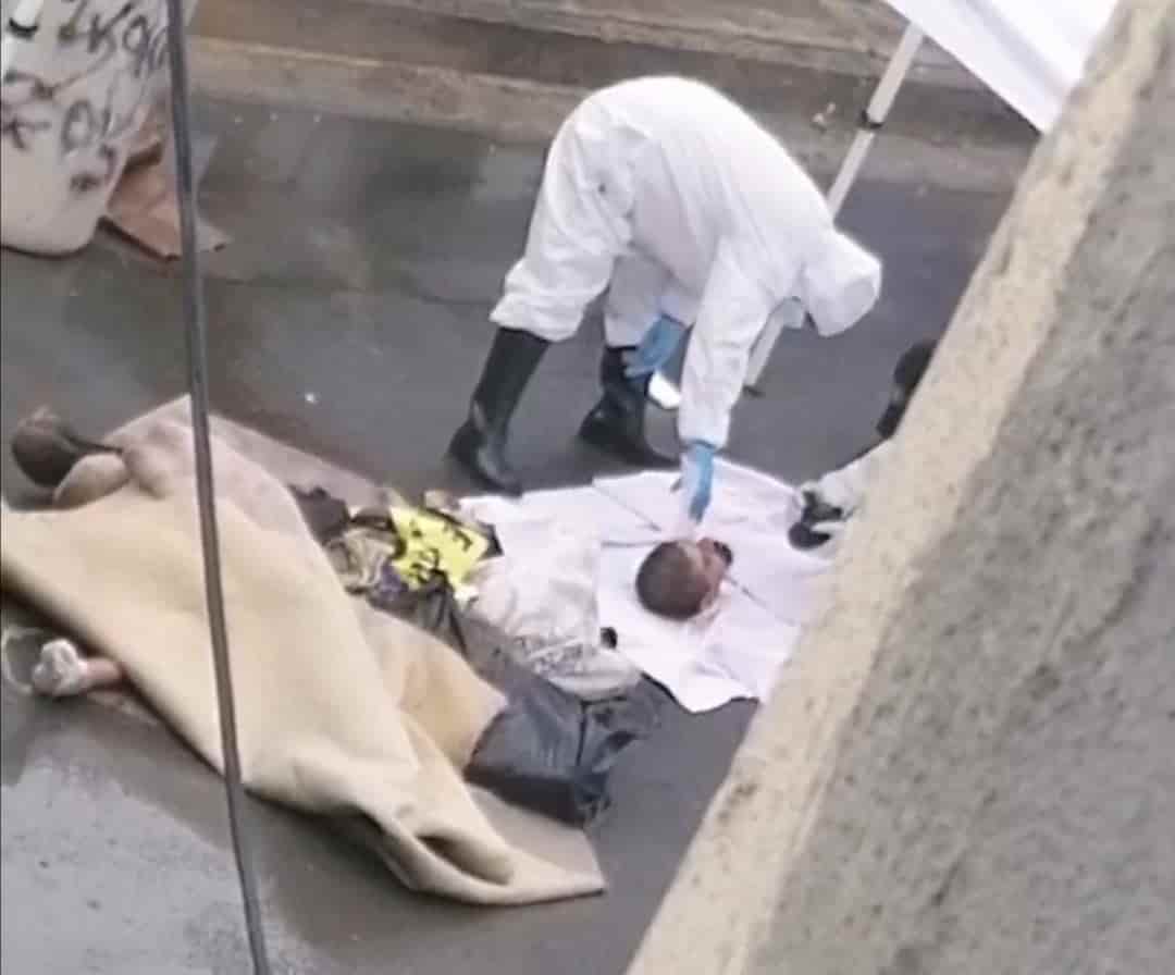 Hallaron los cadáveres decapitados de dos hombres embolsados y envueltos en una lona
