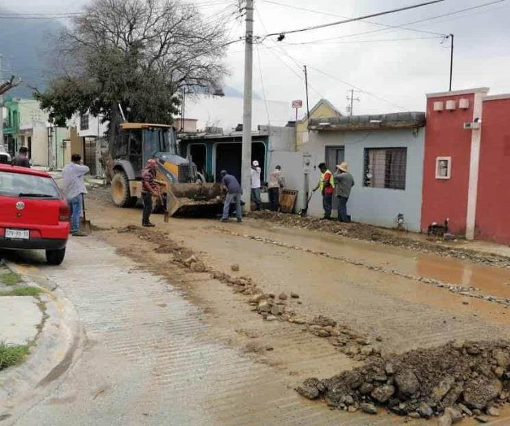 Siguen reparando calles dañadas en Juárez