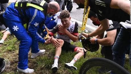 Detienen a mujer que provocó accidente en Tour de Francia