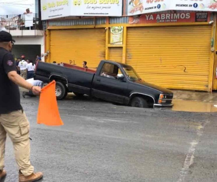 Camioneta cae en socavón en Allende