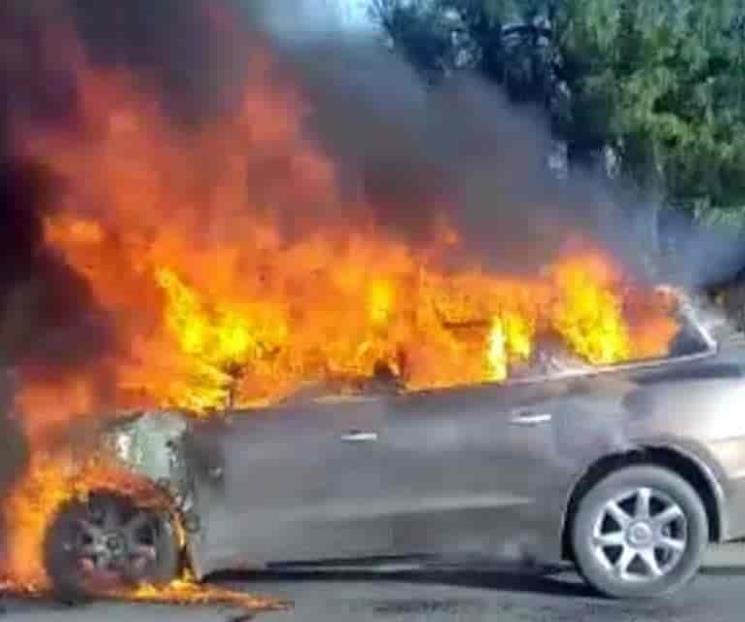 Se incendia automóvil en Carretera a Laredo