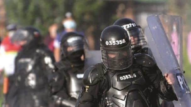 Suspenden a policías por agredir a periodistas en protestas