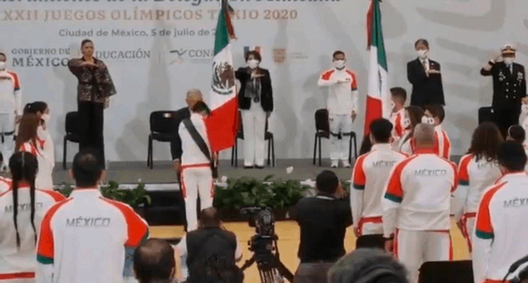 AMLO abandera a delegación mexicana