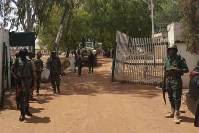 Hombres armados secuestran a 140 alumnos en Nigeria