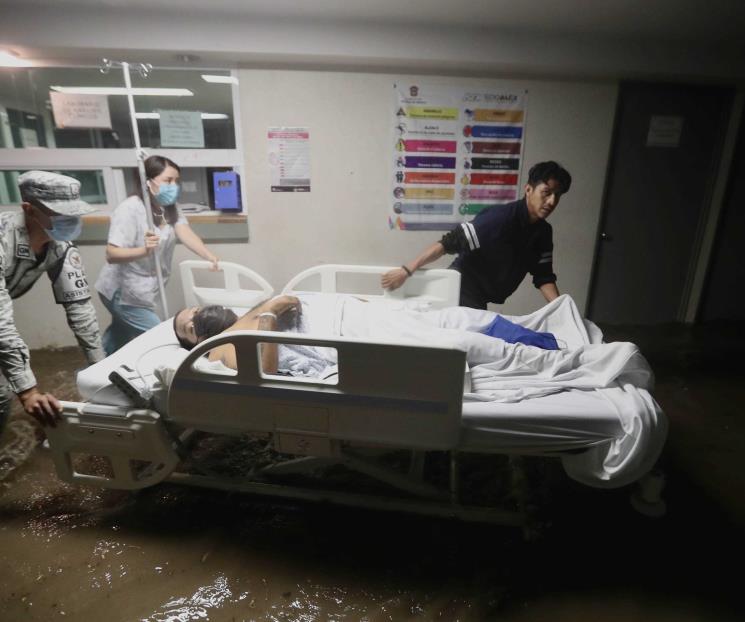 Trasladan a pacientes por inundación en hospital de Edomex