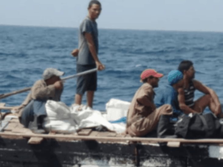 Rescatan a migrantes cubanos en alta mar