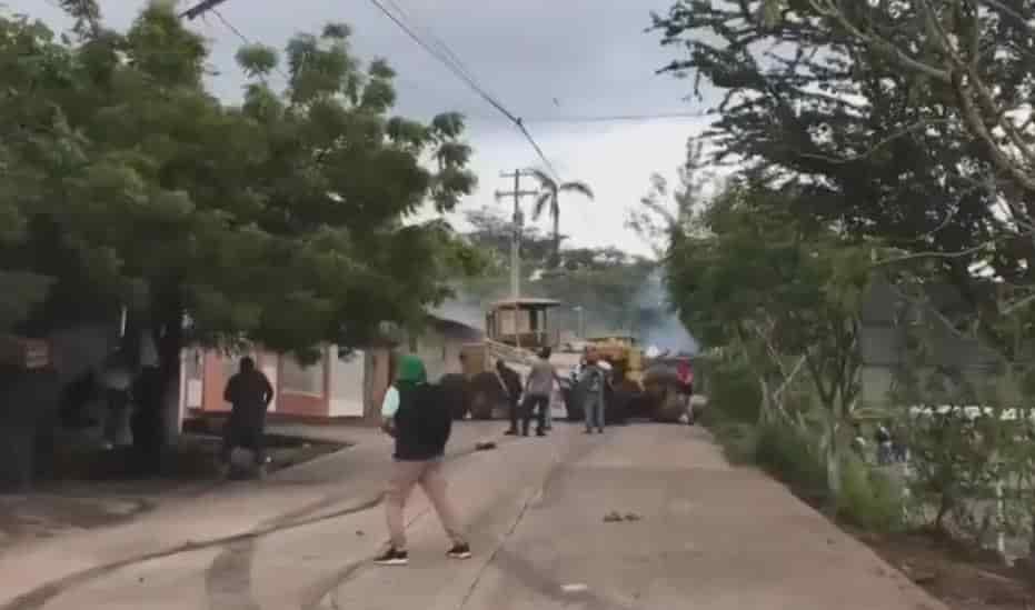 Atacan pobladores a militares en Michoacán