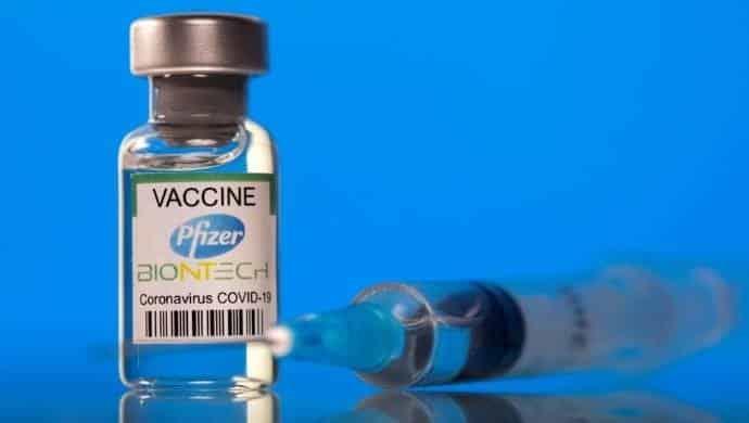 Contempla Pfizer tercera dosis de su vacuna